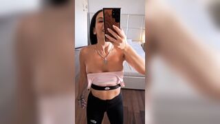 Siciliana selfie cellulare tette