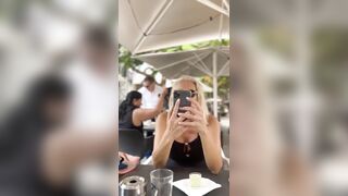 Sotto il tavolo mostra la fica al bar