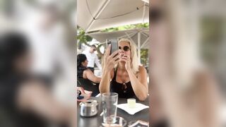 Sotto il tavolo mostra la fica al bar