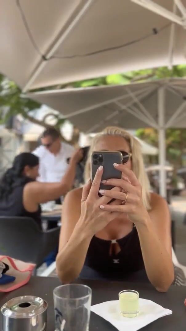 Sotto il tavolo mostra la fica al bar