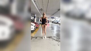 Milf esibizionista nel parcheggio del supermercato