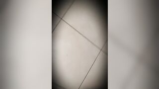 Masturbata in piedi in autoreggenti e reggicalze squirta