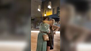 Lesbiche venete beccate a lesbicare nel bar