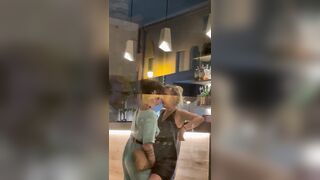 Lesbiche venete beccate a lesbicare nel bar