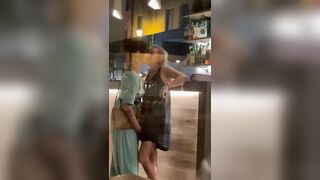 Lesbiche venete beccate a lesbicare nel bar