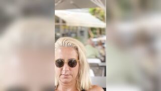 Guardatela al bar senza mutande sotto il tavolo