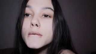 Teen mora giochi con la saliva