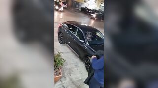 Ditalino in macchina con due vecchi che la guardano eccitati