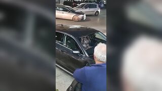 Ditalino in macchina con due vecchi che la guardano eccitati