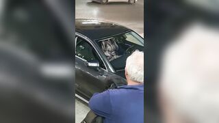 Ditalino in macchina con due vecchi che la guardano eccitati