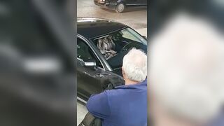 Ditalino in macchina con due vecchi che la guardano eccitati