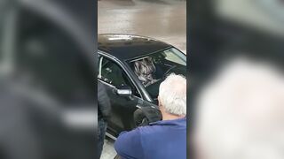 Ditalino in macchina con due vecchi che la guardano eccitati