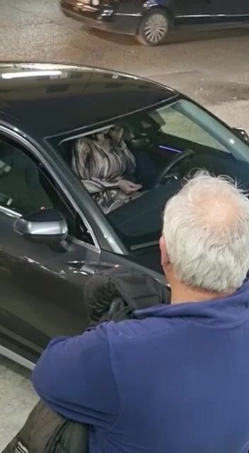 Ditalino in macchina con due vecchi che la guardano eccitati