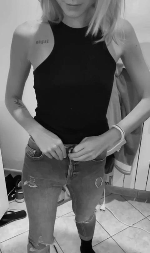 Teen italiana abbassa i jeans e mostra la fichetta