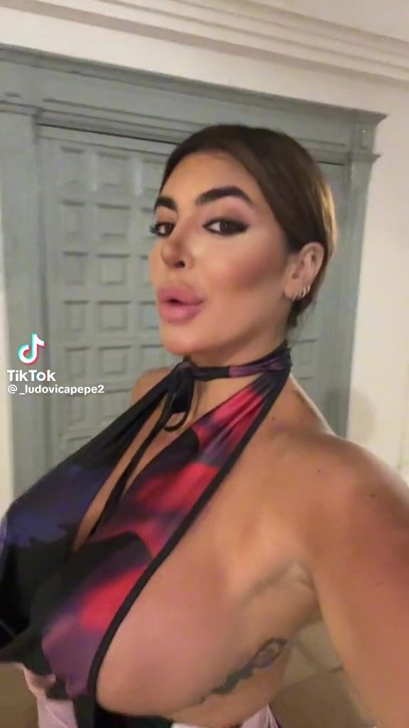 Italiana tettona esagerata tiktok