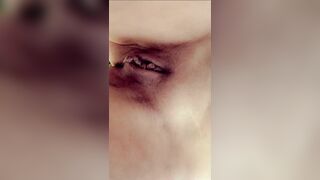 Milf italiana nuda si sditalina in giardino