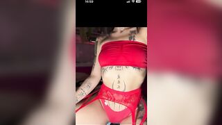 Ragazza fica tatuata of