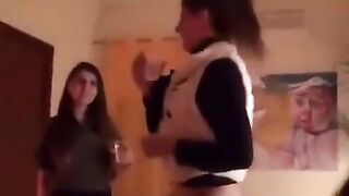 Segato in bagno da amichette zoccole