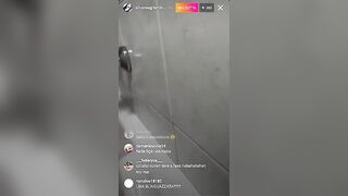 In live su IG con amica nella vasca da bagno
