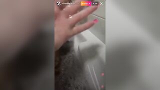 In live su IG con amica nella vasca da bagno