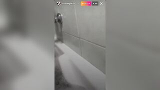 In live su IG con amica nella vasca da bagno