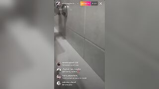 In live su IG con amica nella vasca da bagno