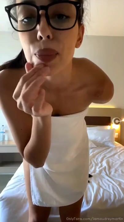 Onlyfanser italiana tettona si spoglia nuda