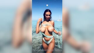 Ragazza italiana in topless al mare