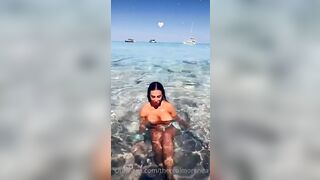 Ragazza italiana in topless al mare