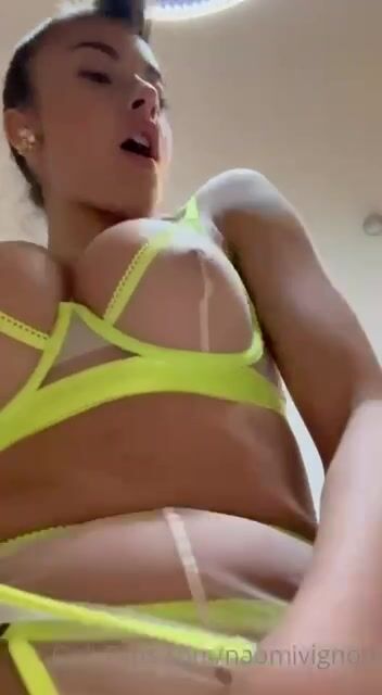 Onlyfanser italiana calda e vogliosa in intimo