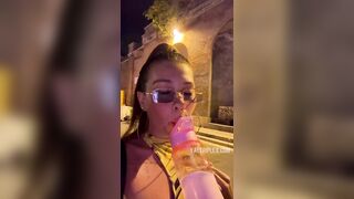 Al Colosseo con la fica di fuori