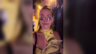 Al Colosseo con la fica di fuori