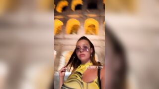 Al Colosseo con la fica di fuori