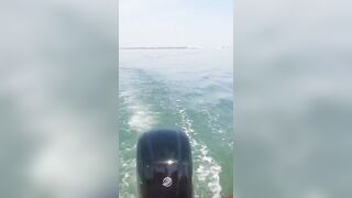 Moglie troia Venezia si masturba in barca