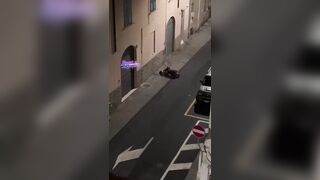 Beccati per strada coppia esibizionista con lui che le sta leccando la fica