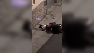 Beccati per strada coppia esibizionista con lui che le sta leccando la fica