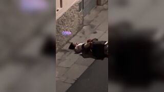 Beccati per strada coppia esibizionista con lui che le sta leccando la fica