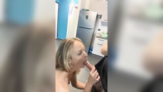 Ragazza italiana bionda fica spompina il suo fidanzato