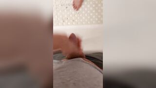 Moglie tettona in doccia mi sega