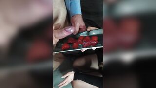 Ecco che arriva la sborra per la tua merenda