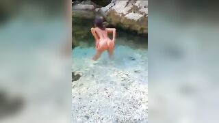 Moglie nuda al fiume