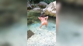 Moglie nuda al fiume