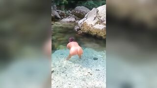 Moglie nuda al fiume