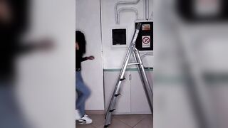 SBATTIMI FORTE E SCHIZZAMI - Le lecco la fica e la scopo a pecorina sulla scala