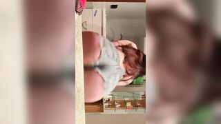 Teen con bel culo twerka in short