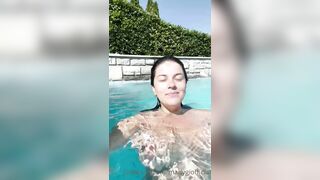 Maggiorata ofans nuda in piscina