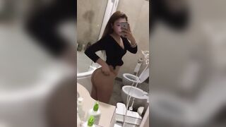 Teen si riprende le tette col cellulare