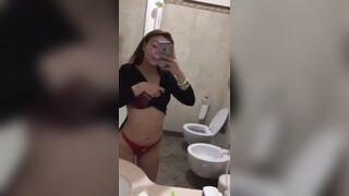 Teen si riprende le tette col cellulare