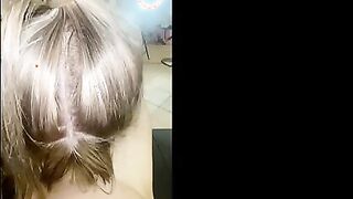 Biondina italiana fa un bocchino al suo ragazzo