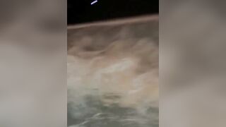 Nuda nell'idromassaggio in relax